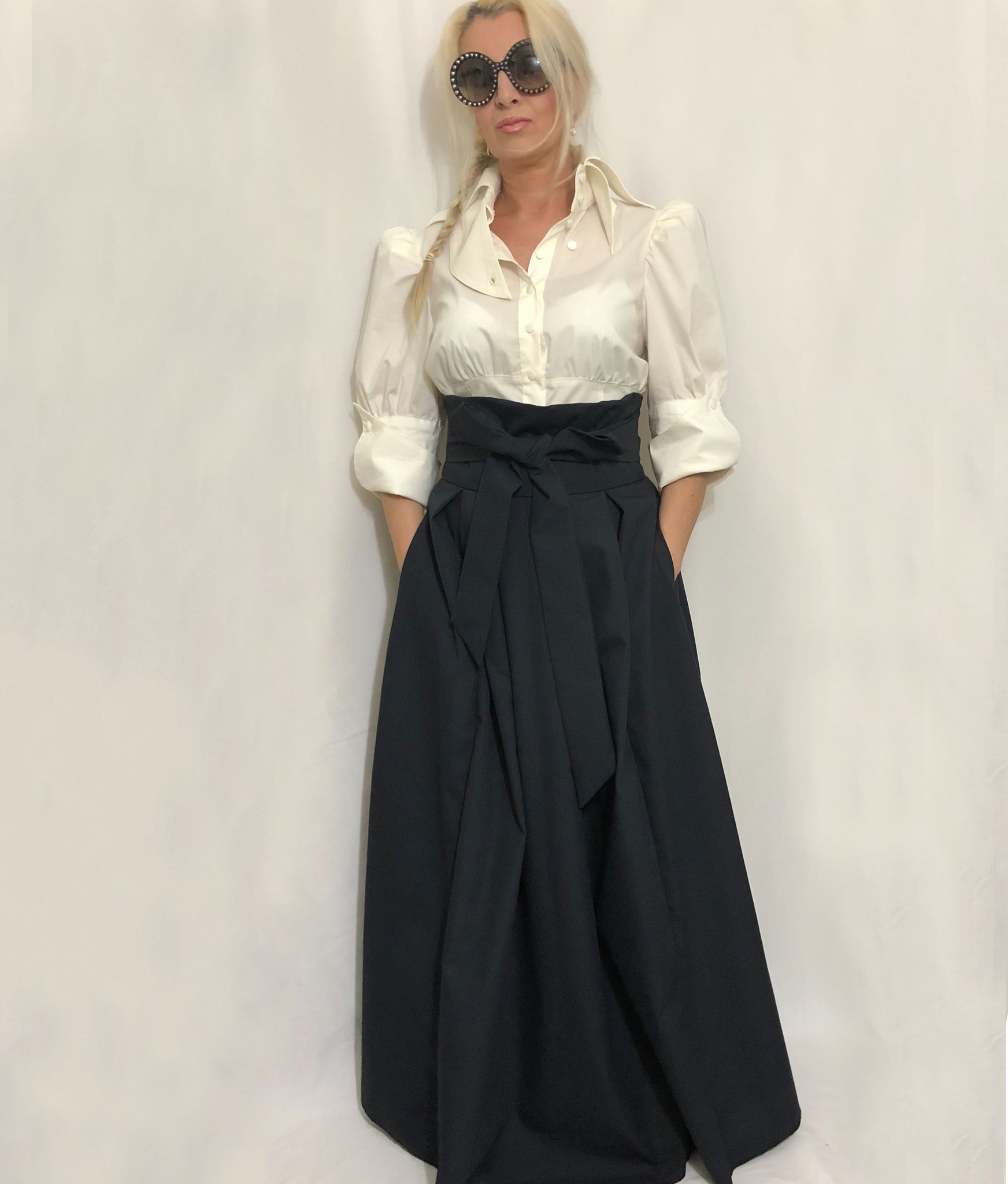 Black cotton maxi skirt with outlet pockets